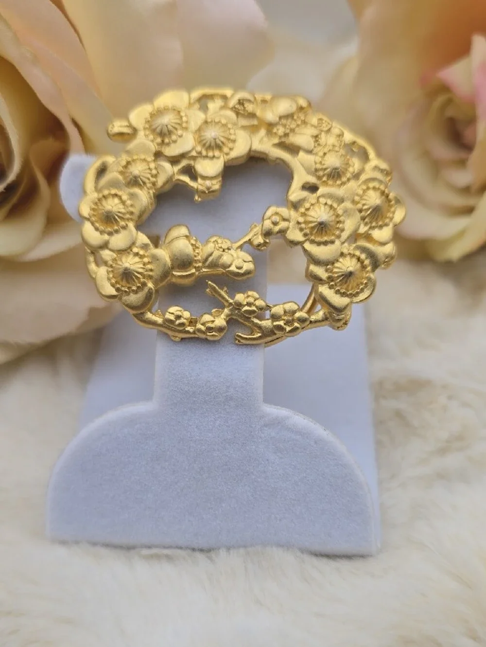 Mary McFadden, Signed. FLoral/Scalloped Gold-Tone Scarf Clip